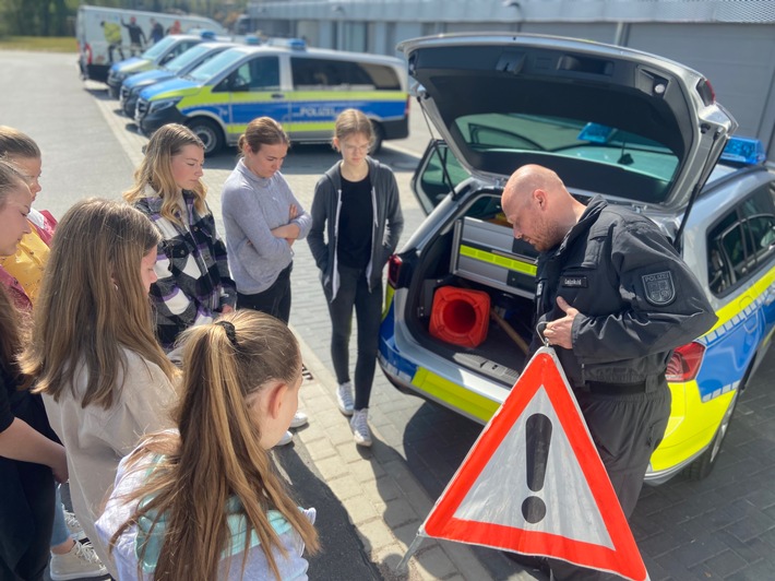 POL-HWI: Mit Uniform und Spurenpinsel - Girls´Day 2022 in der Polizeiinspektion Wismar