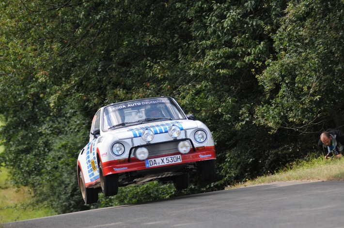 Nur fliegen ist schöner: Kahle/Göbel im SKODA 130 RS zur Rallye Köln-Ahrweiler (BILD)