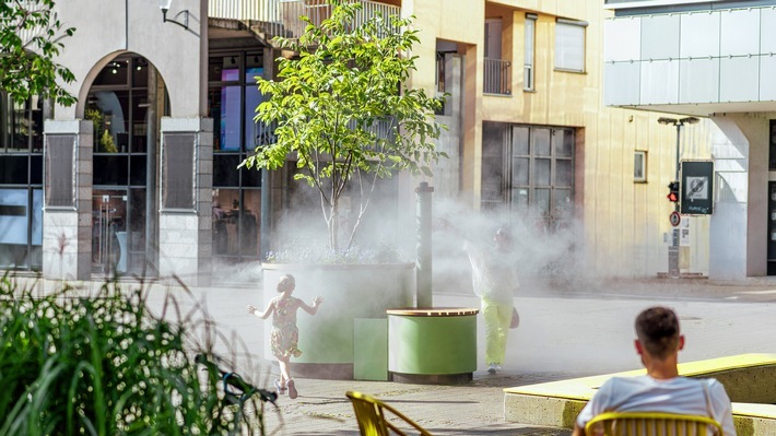 Augustinerplatz Konstanz - Nebelkühlsystem Binga CoolTown von Runge / Weiterer Text über ots und www.presseportal.de/nr/181097 / Die Verwendung dieses Bildes für redaktionelle Zwecke ist unter Beachtung aller mitgeteilten Nutzungsbedingungen zulässig und dann auch honorarfrei. Veröffentlichung ausschließlich mit Bildrechte-Hinweis.