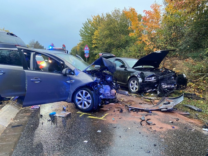 POL-PDNW: Polizeiautobahnstation Ruchheim - Verkehrsunfall zwischen zwei PKWs mit zwei schwerverletzten Personen