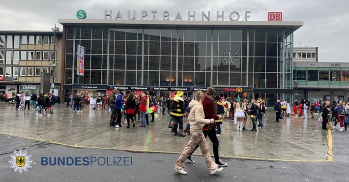 BPOL NRW: Rückblick der Kölner Bundespolizei auf Weiberdonnerstag: Mit Hundertschaft und Hubschrauber verstärkt gegen Gleisüberschreitungen, Streitigkeiten und verbotenen Gegenständen