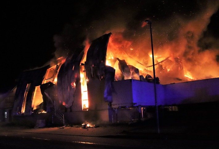 POL-HX: Industriehalle in Bad Driburg in Vollbrand