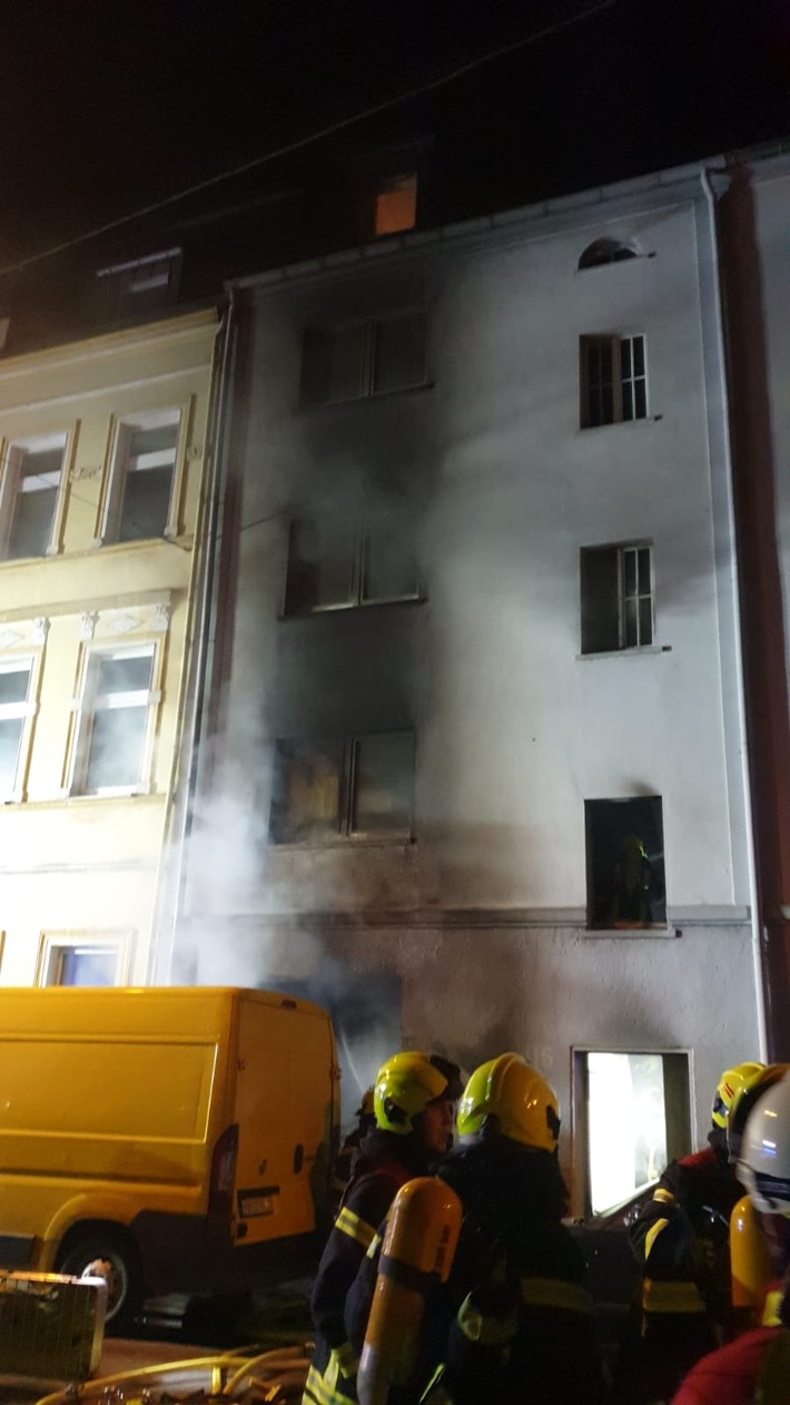 FW-OB: Feuerwehr Oberhausen löscht Brand in einem Mehrfamilienhaus