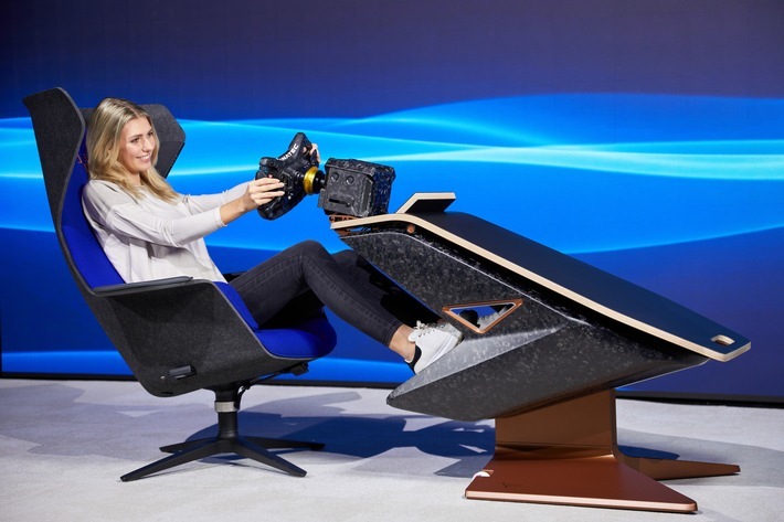 Aus dem Tisch entsteht in Sekunden ein richtiges Sim-Rig, mit Pedalen und Lenkrad. Der Drehsessel WOOOM bringt die Fahrer in die perfekte Rennposition. / Weiterer Text über ots und www.presseportal.de/nr/43223 / Die Verwendung dieses Bildes ist für redaktionelle Zwecke honorarfrei. Veröffentlichung bitte unter Quellenangabe: "obs/Sedus Stoll AG/Fabian Kirchbauer"