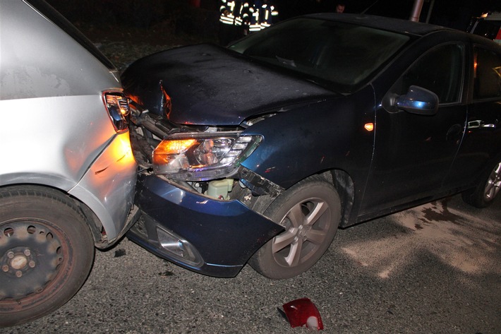 POL-HA: Auffahrunfall mit zwei leicht verletzten Personen und drei beschädigten Autos