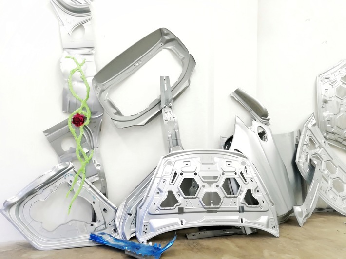 Der Kölner Künstler Daniel Kiss nutzt Karosserie-Teile aus der Fiesta-Fertigung der Ford-Werke für die Ausstellung "The Value of Flowers", die ab 23. Februar im Kunstraum "Part One" in Köln zu sehen ist. Weiterer Text über ots und www.presseportal.de/nr/6955 / Die Verwendung dieses Bildes ist für redaktionelle Zwecke honorarfrei. Veröffentlichung bitte unter Quellenangabe: "obs/Ford-Werke GmbH"