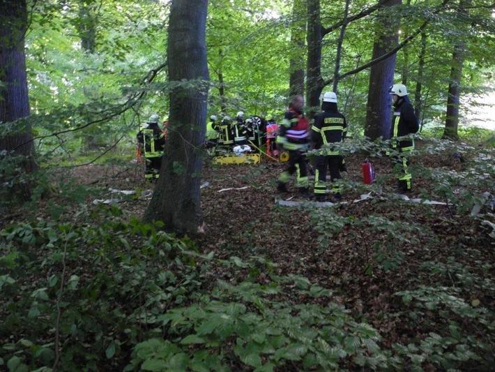 POL-STD: 57-jähriger Buxtehuder zum zweiten Mal in einer Woche ausgeraubt - Polizei sucht Zeugen, 51-jähriger Autofahrer im Rüstjer Forst bei Unfall schwer verletzt