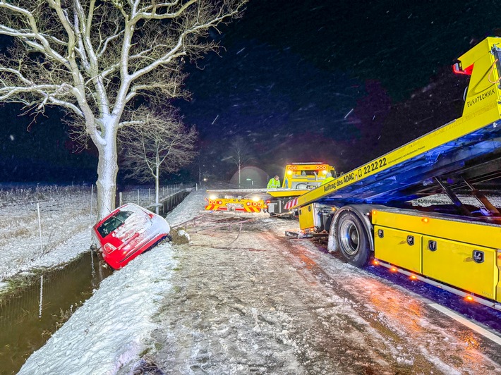FW Flotwedel: PKW kommt von schneeglatter Fahrbahn ab
