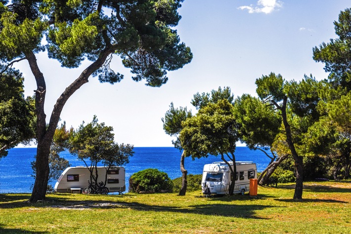 Die 10 Top Familien-Campingplätze am Mittelmeer / 5-Sterne-Plätze in Italien, Kroatien, Frankreich und Spanien / Mit dem ADAC Campingführer zum perfekten Platz für jede Zielgruppe