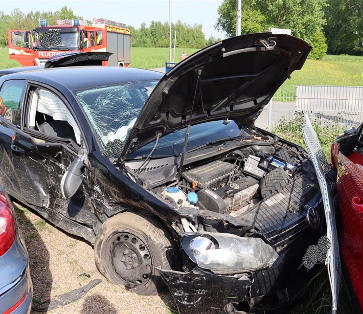 POL-HF: Verkehrsunfall im Kreuzungsbereich - Autos schleudern in mehrere geparkte Pkw