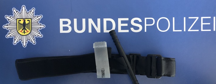 BPOL NRW: Stichverletzungen - Bundespolizisten leisten mit Tourniquet schnelle Hilfe