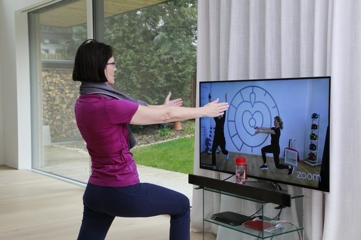 2.500 Frauen trainieren täglich gemeinsam: Mrs.Sporty Live-Fitnesstraining in Wohnzimmern