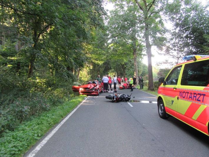 POL-HM: Schwerer Verkehrsunfall zwischen Motorrad und Cabrio im Solling