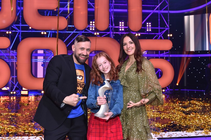 "Dein Song": Emilia (12) aus Rostock überzeugt im Finale und ist "Songwriterin des Jahres" 2022!/ KiKA-Fans wählen "Outside And Inside" zum besten Song der 14. Staffel