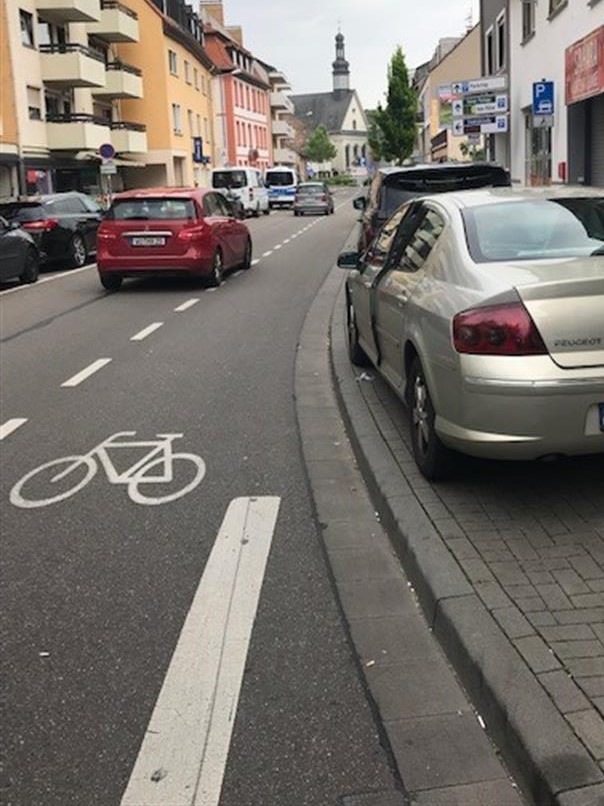 POL-PDWO: Worms - Radfahrer bei Anstoß gegen Autotür verletzt