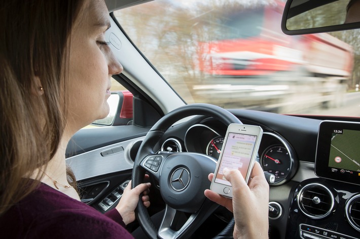 Secondo uno studio sulla sicurezza Allianz, le distrazioni al volante sono più pericolose dell