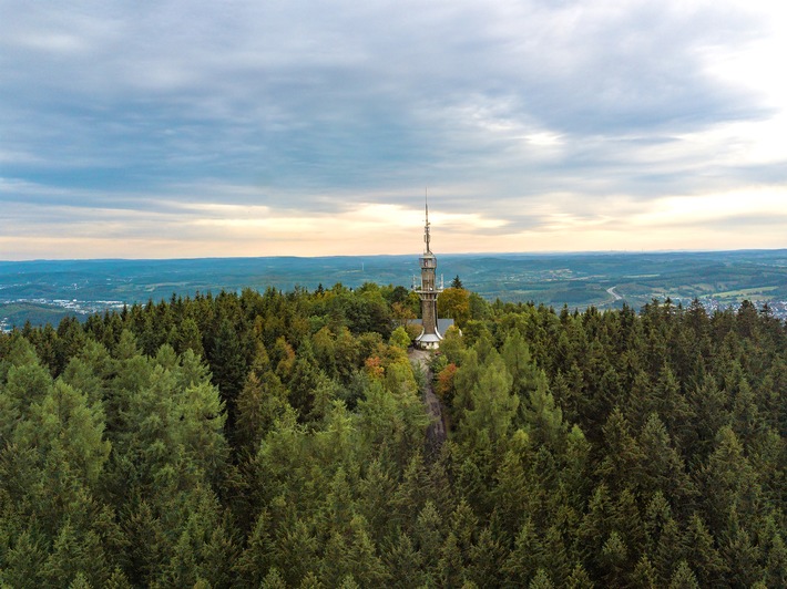 Der Kindelsbergturm, Wahrzeichen der Krombacher Brauerei - auch hier wurde bereits aufgeforstet / Weiterer Text über ots und www.presseportal.de/nr/42000 / Die Verwendung dieses Bildes für redaktionelle Zwecke ist unter Beachtung aller mitgeteilten Nutzungsbedingungen zulässig und dann auch honorarfrei. Veröffentlichung ausschließlich mit Bildrechte-Hinweis.