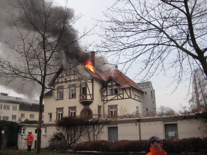 POL-HOL: Medizinisches Versorgungszentrum Sollingstraße: Dachgeschoss völlig ausgebrannt - Feuerwehr mit starken Kräften im Einsatz/erheblicher Gebäudeschaden -