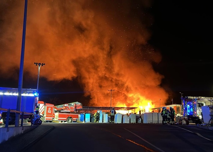 FW Moers: Großbrand an Baumarkt in Moers-Scherpenberg
