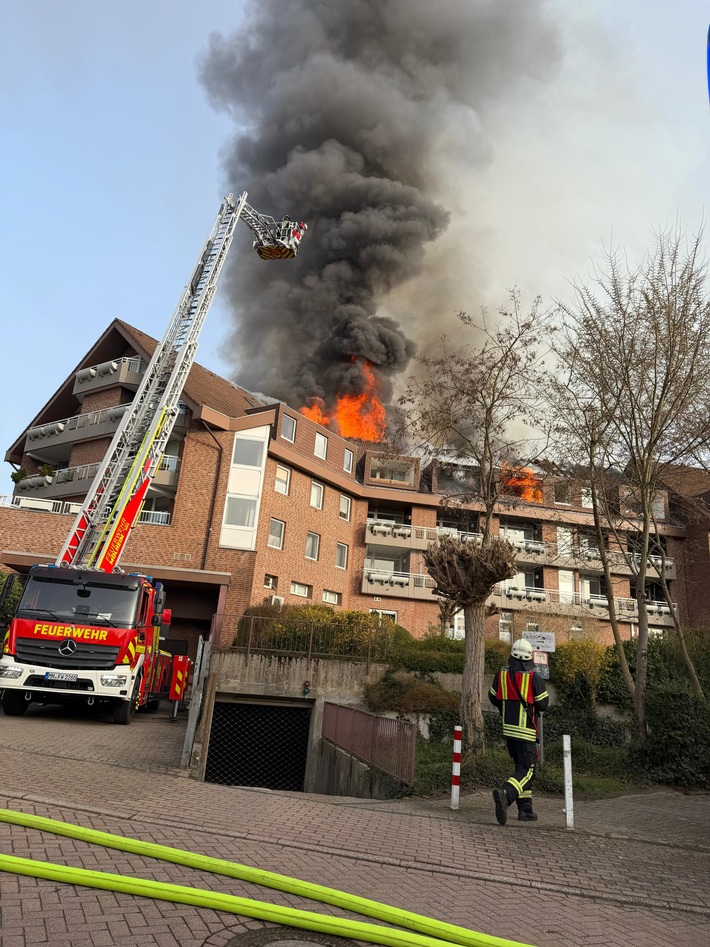 FW-MH: Dachstuhlbrand in Saarn: Zwei Wohnhäuser unbewohnbar - Großeinsatz der Feuerwehr