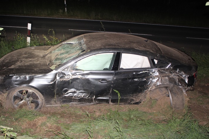 POL-KLE: Kleve - 19-jähriger Autofahrer leicht verletzt bei Alleinunfall auf der Nimweger Straße / Verdacht auf Alkohol am Steuer