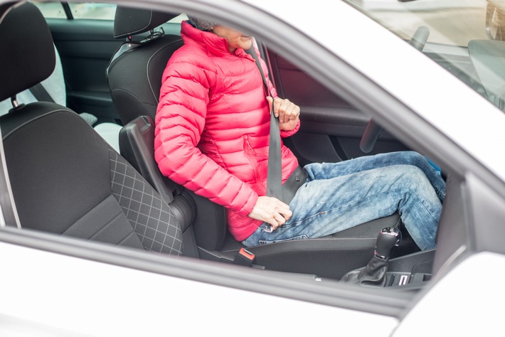 Daunen- und Skijacken im Auto sind gefährlich