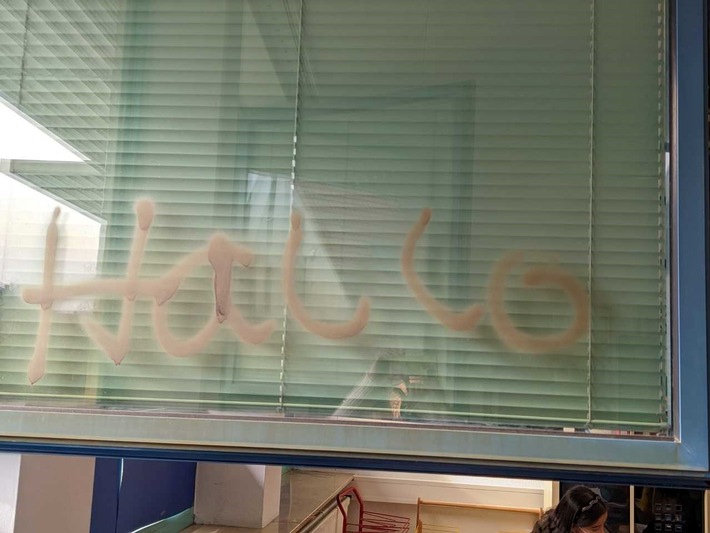 POL-PDLU: Sachbeschädigung durch Graffitischmiererei an Grundschule