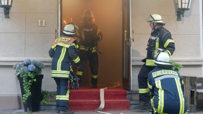 FW Celle: Feuer in einem Friseursalon in der Celler Altstadt