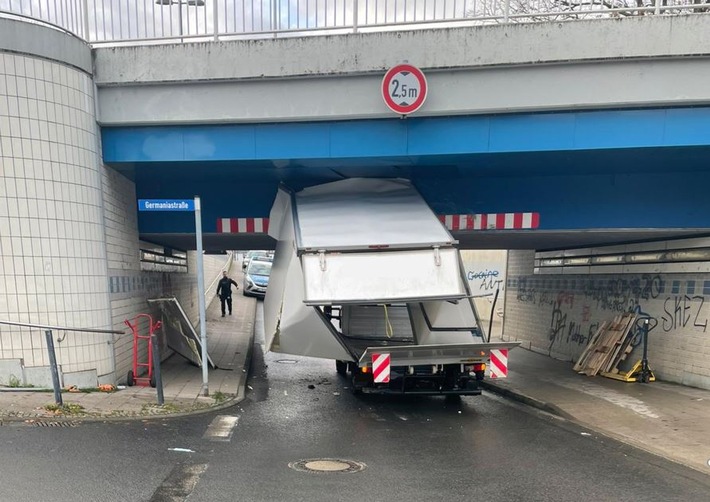 POL-OF: 3,5-Tonner bleibt an Brückenunterführung hängen; Autofahrer fuhr in Fensterfront von Bäckerei; Verkehrskontrolle: Zahlreiche Gurtverstöße festgestellt und mehr