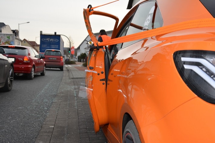 POL-HF: Verkehrsunfallflucht durch LKW 
Fahrertür beim Öffnen erwischt und weiter gefahren