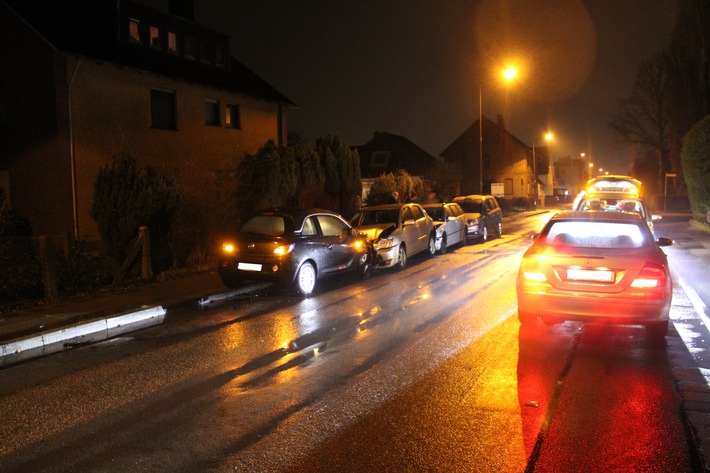 POL-MI: Vier Autos zusammengeschoben und zu Fuß geflüchtet