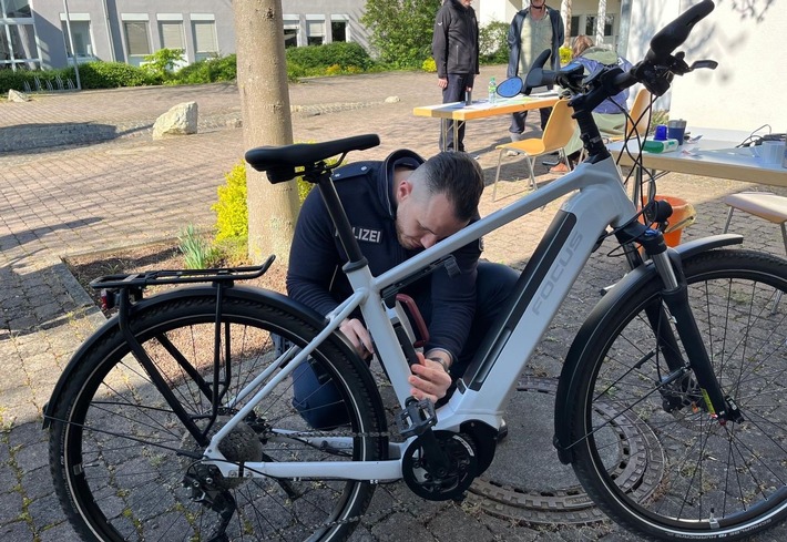 POL-RTK: Taser-Einsatz nach Körperverletzung und Ruhestörung +++ Räder abmontiert und gestohlen +++ Mülltonne angezündet +++ Motorradfahrerin stürzt +++ Erfolgreiche Fahrradcodierung
