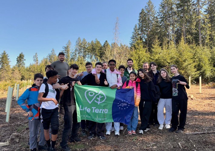 Gemeinsam mit Kindern für die Zukunft / lavera Naturkosmetik, Life Terra und There For Trees starten Aufforstungsprojekt in der Schweiz