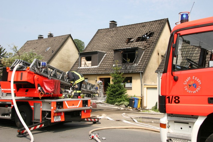 FW-E: Wohnungs- und Dachstuhlbrand in Altenessen-Nord, 68 Einsatzkräfte vor Ort
