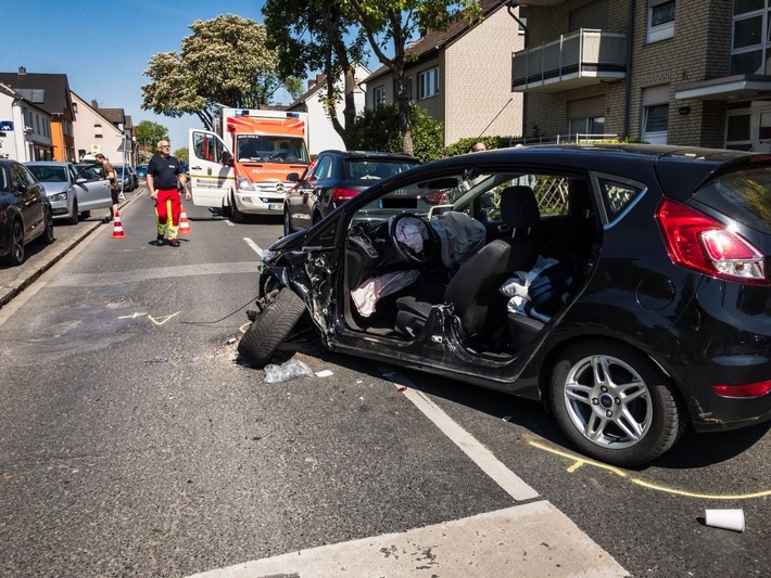 FW-RE: Verkehrsunfall mit technischer Rettung