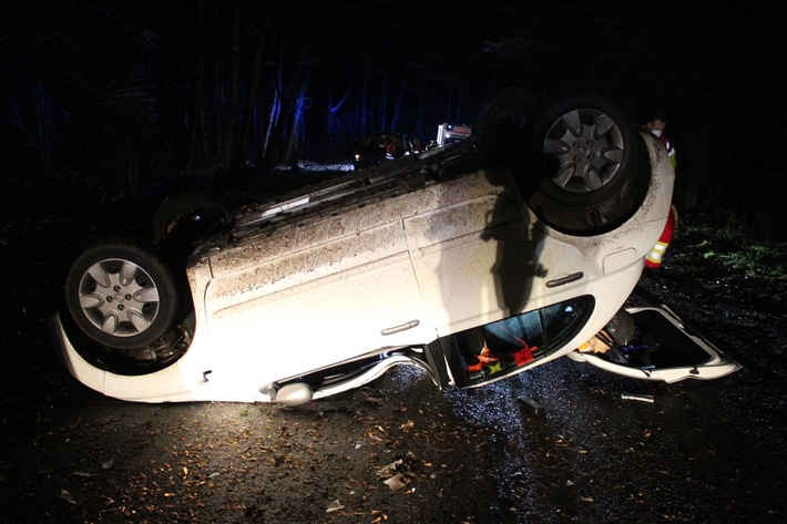 POL-OE: 20-Jähriger bei Pkw-Alleinunfall verletzt (FOTO)