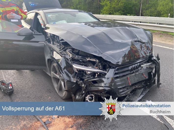 POL-PDNW: Polizeiautobahnstation Ruchheim - Vollsperrung der A61 nach Verkehrsunfall mit mehreren verletzten Personen, sowie im Stau Folgeunfall unter Alkoholeinfluss