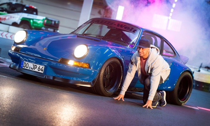 In einzigartigem Blau auf die Essen Motor Show: Tuningprofi Jean Pierre ,,JP" Kraemer präsentiert diesen 270 PS starken Porsche RWB Backdate, den er mit einem eigens angefertigten Petrolblau versehen hat. Weitere Hingucker sind die zahlreichen Umbauten an der Karosserie, die der aus Japan eingeflogene Tuningstar Akira Nakai von "RAUH-Welt Begriff" vorgenommen hat. Nakai hat sich auf Breitbau an Porsche-Fahrzeugen spezialisiert.  
Dieses und viele weitere sportliche Fahrzeuge sind zu sehen auf der Essen Motor Show. Vom 30. November bis zum 8. Dezember (Preview Day: 29. November) sorgen mehr als 500 Aussteller auf dem PS-Festival in der Messe Essen für automobile Begeisterung. Als Europas führendes Event für sportliche Fahrzeuge umfasst das Angebot der Essen Motor Show Sportwagen, Tuning & Lifestyle, Motorsport und Classic Cars. 
---
22-10-2019/Essen/Germany
Foto:Rainer Schimm/©MESSE ESSEN GmbH
---
Zulässige Nutzung:  Der Nutzer erhält an dem Bild ein einfaches Nutzungsrecht, ausschließlich für eine redaktionelle, journalistische Berichterstattung - in Online- und Printmedien, Film und TV über die MESSE ESSEN, eine Veranstaltung der MESSE ESSEN oder eine auf dem Messegelände der MESSE ESSEN stattfindenden Veranstaltung. Die Nutzung des Bildmaterials ist für die berichtenden Medien mit Urhebervermerk und Beleg ist honorarfrei gestattet. Der Nutzer verpflichtet sich dazu, die dem Bild zugeordneten Informationen, insbesondere Bildbeschreibung und Fotograf, bei der Nutzung in korrekter Weise zu verwenden und zu veröffentlichen. Jede andere Nutzung bedarf der Zustimmung durch die Messe Essen GmbH. Die Messe Essen haftet nicht für Verletzung von Rechten abgebildeter Personen und/oder Objekten. Weiterer Text über ots und www.presseportal.de/nr/50637