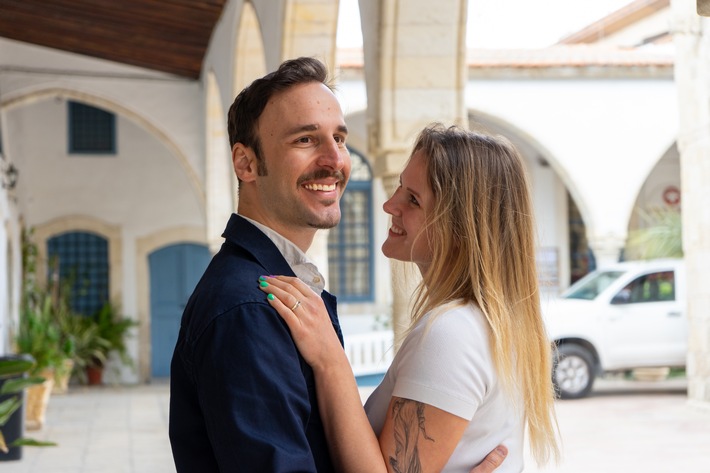 Flirten ohne Maske: Warum Ehrlichkeit bei Frauen besser ankommt als Macho-Gehabe