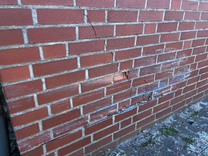 POL-EL: Vrees - Hauswand beschädigt - Zeugen gesucht