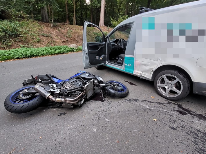 POL-STD: Harsefeld: Motorrad prallte in abbiegenden Pkw - ein Leichtverletzter