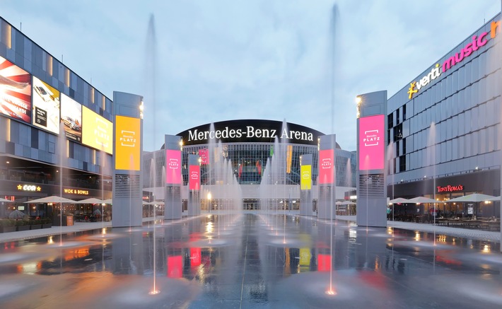 Wasserspiel &quot;Fountains &amp; Light&quot; ab dem 13. April zweimal täglich am Mercedes Platz