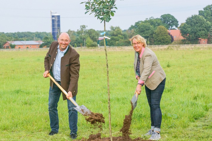 Gemeinsam für Wachstum und gutes Klima: VILSA lädt Ministerin Barbara Otte-Kinast zum Pflanzen eines traditionellen Apfelbaums und wird Teil des Ernteprojektes „Gelbes Band“