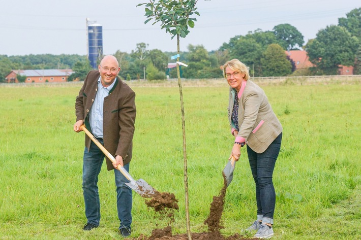 Gemeinsam für Wachstum und gutes Klima: VILSA lädt Ministerin Barbara Otte-Kinast zum Pflanzen eines traditionellen Apfelbaums und wird Teil des Ernteprojektes „Gelbes Band“