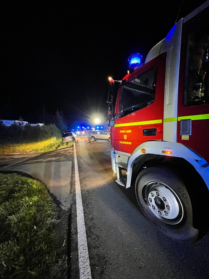FW Lage: TH P klemmt 2 / VU mit mehreren verletzen Personen - 26.11.2022 - 18:17 Uhr