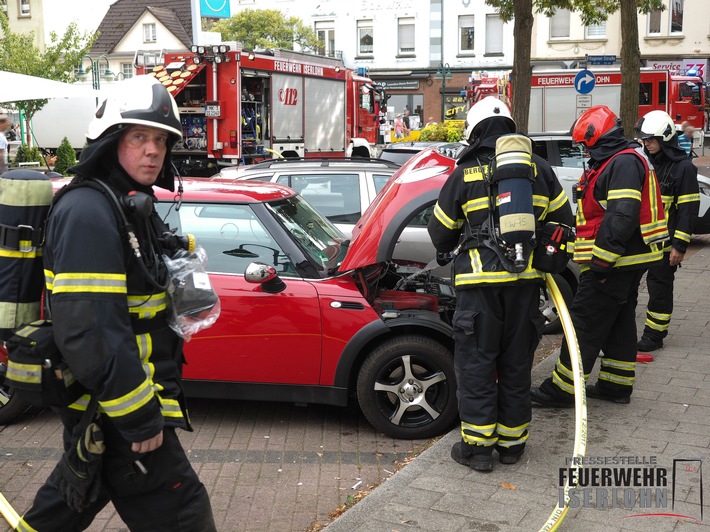 FW-MK: Feuer im Motorraum eines PKW