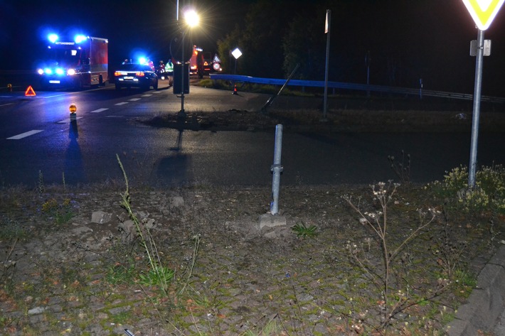 POL-HI: Holle/ Grasdorf - Pkw überfährt zwei Verkehrsinseln und prallt in Schutzplanke - ein Verletzter