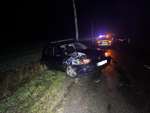 POL-CUX: Alkoholisierter Unfallverursacher ohne Fahrerlaubnis flüchtet vom Unfallort, leistet bei der Blutentnahme Widerstand und beleidigt die Einsatzkräfte (Foto im Anhang)