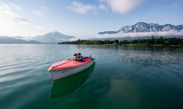 BILD zu OTS - Ein Paar sitzt in einem Boot am See