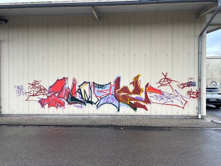 POL-MA: Neidenstein/Rhein-Neckar-Kreis: Außenwand eines Einzelhandelsmarkts mit Graffiti beschmiert - Zeugenaufruf